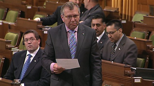 La motion limitant les débats sur le budget a été déposée par le ministre d'État aux Finances, Ted Menzies. La motion limitant les débats sur le budget a été déposée par le ministre d'État aux Finances, Ted Menzies.