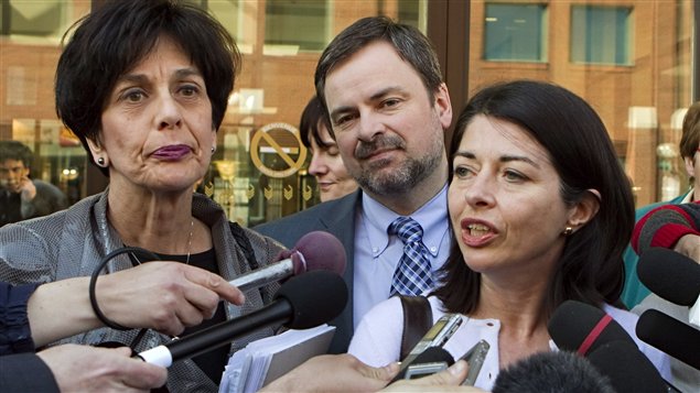 La ministre de l'Éducation, Line Beauchamp, accompagnée de la présidente du Conseil du trésor, Michelle Courchesne, en point de presse, samedi La ministre de l'Éducation, Line Beauchamp, accompagnée de la présidente du Conseil du trésor, Michelle Courchesne, en point de presse, samedi