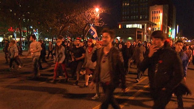 Des manifestants quittant la place Émilie-Gamelin, le 6 mai 2012. Des manifestants quittant la place Émilie-Gamelin, le 6 mai 2012.