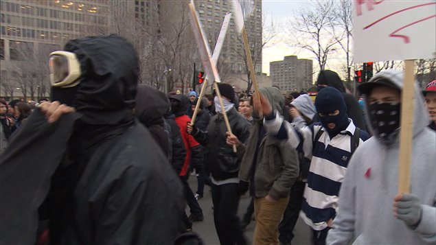 Des manifestants masqués Des manifestants masqués