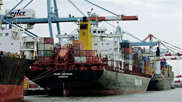 Un bateau de marchandises Un bateau de marchandises
