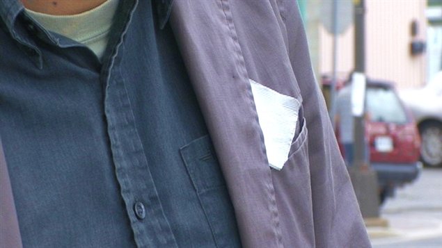 Des étudiants ont adopté le carré blanc comme symbole de résignation devant leur facture scolaire qui augmente. Des étudiants ont adopté le carré blanc comme symbole de résignation devant leur facture scolaire qui augmente.