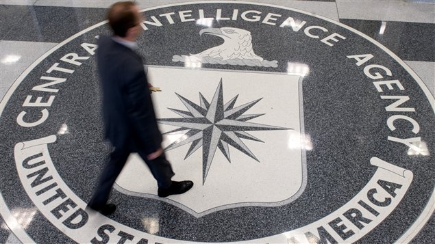 Un homme passe sur le logo de la CIA au quartier général de la CIA en Virginie. Un homme passe sur le logo de la CIA au quartier général de la CIA en Virginie.