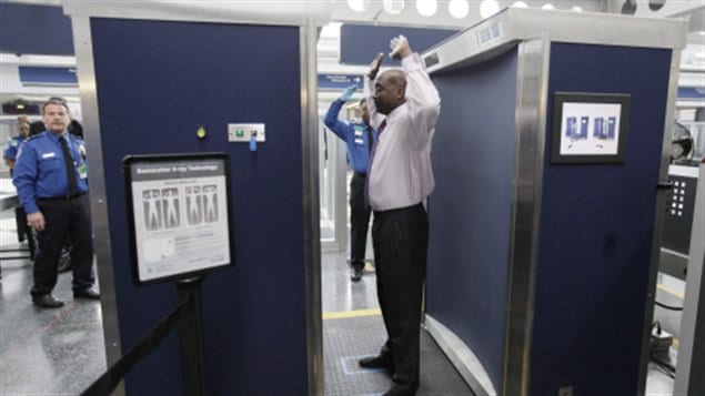 Un scanner corporel à l'aéroport international O'Hare de Chicago Un scanner corporel à l'aéroport international O'Hare de Chicago