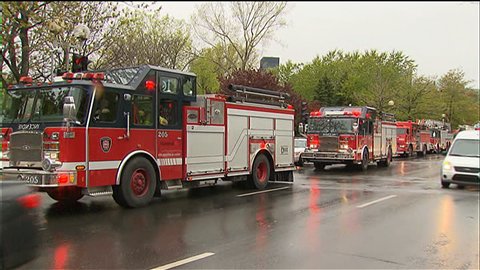 Les pompiers interviennent dans les stations de métro touchées par les bombes fumigènes. Les pompiers interviennent dans les stations de métro touchées par les bombes fumigènes.