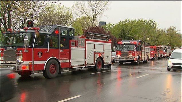 Les pompiers interviennent dans les stations de métro touchées par les bombes fumigènes. Les pompiers interviennent dans les stations de métro touchées par les bombes fumigènes.