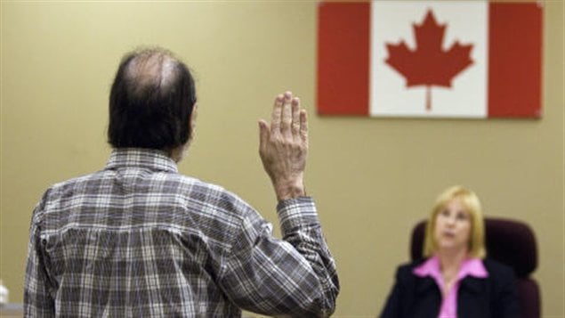 Immigrant prêtant serment au Canada Immigrant prêtant serment au Canada