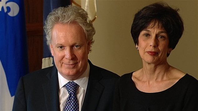 Le premier ministre Jean Charest et la nouvelle ministre de l'Éducation, Michelle Courchesne, au cours de la cérémonie d'assermentation. Le premier ministre Jean Charest et la nouvelle ministre de l'Éducation, Michelle Courchesne, au cours de la cérémonie d'assermentation.