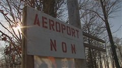 Les citoyens refusent de baisser les bras dans le dossier de l'aéroport de Neuville. Les citoyens refusent de baisser les bras dans le dossier de l'aéroport de Neuville.