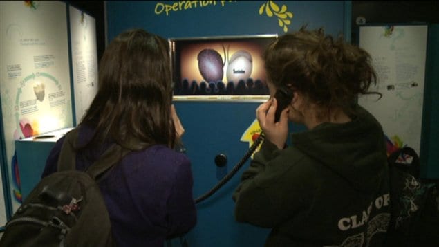Des adolescentes visitent « Sexe : L'expo qui dit tout » à Ottawa. Des adolescentes visitent « Sexe : L'expo qui dit tout » à Ottawa.