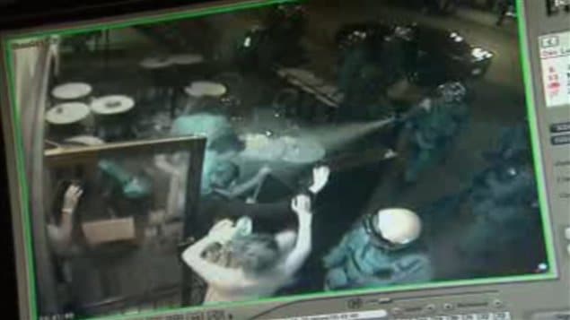 Des images captées par la caméra de surveillance du bar le Saint-Bock montrent des policiers aspergeant des clients sur la terrasse Des images captées par la caméra de surveillance du bar le Saint-Bock montrent des policiers aspergeant des clients sur la terrasse