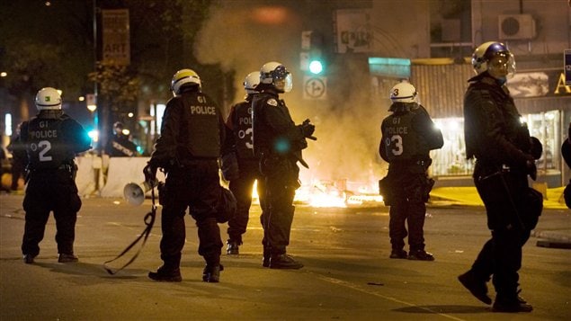 Les policiers de Montréal ont eu une autre nuit très occupée samedi soir. Les policiers de Montréal ont eu une autre nuit très occupée samedi soir.