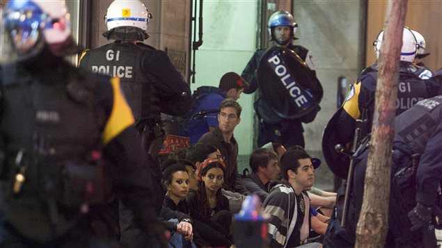 Une arrestation de masse lors de la 29e manifestation nocturne d'affilée à Montréal. Une arrestation de masse lors de la 29e manifestation nocturne d'affilée à Montréal.