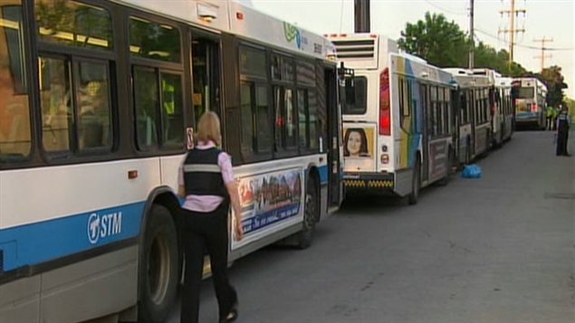 Les manifestants arrêtés ont passé la nuit menottés dans des autobus de la STM. Les manifestants arrêtés ont passé la nuit menottés dans des autobus de la STM.