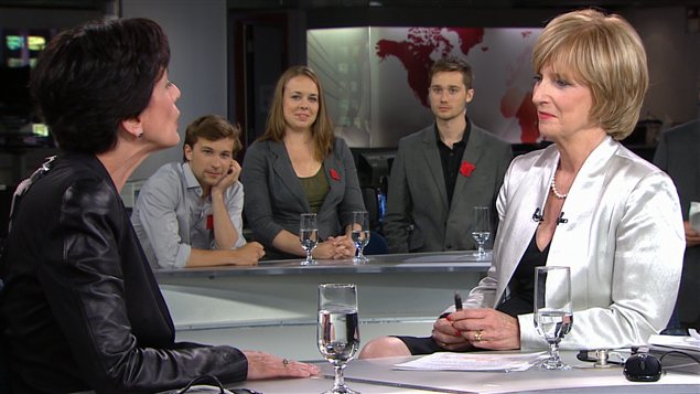 La ministre Michelle Courchesne répond aux questions d'Anne-Marie Dusssault, alors que Gabriel Nadeau-Dubois, Martine Desjardins et Léo Bureau-Blouin écoutent l'entrevue. La ministre Michelle Courchesne répond aux questions d'Anne-Marie Dusssault, alors que Gabriel Nadeau-Dubois, Martine Desjardins et Léo Bureau-Blouin écoutent l'entrevue.