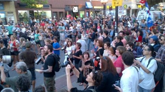 Quelque 300 personnes ont manifesté leur désaccord à la loi 78, rue Masson, à Rosemont. Quelque 300 personnes ont manifesté leur désaccord à la loi 78, rue Masson, à Rosemont.