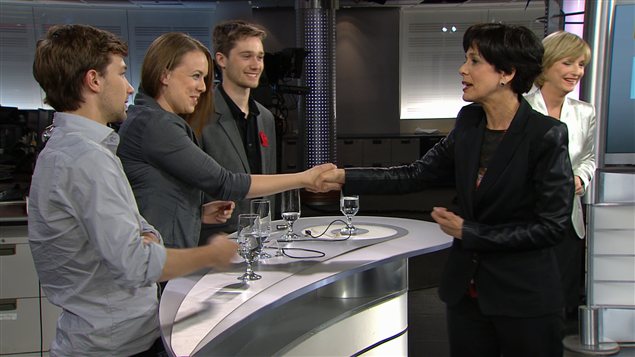 La ministre de l'Éducation Michelle Courchesne salue les leaders étudiants à la fin d'une émission spéciale sur RDI. La ministre de l'Éducation Michelle Courchesne salue les leaders étudiants à la fin d'une émission spéciale sur RDI.