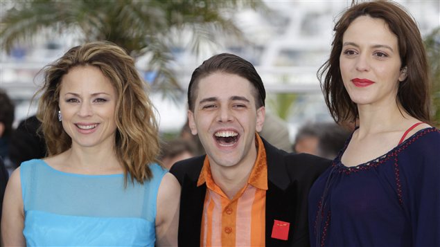 Le réalisateur Xavier Dolan accompagné des comédiennes Suzanne Clément (gauche) et Monia Chokri posent pour les journalistes le 19 mai dernier, à Cannes. Le réalisateur Xavier Dolan accompagné des comédiennes Suzanne Clément (gauche) et Monia Chokri posent pour les journalistes le 19 mai dernier, à Cannes.
