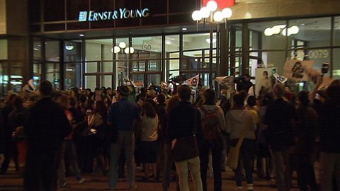 Quelques centaines de manifestants font du bruit devant l'immeuble où se déroulent les négociations à Québec. Quelques centaines de manifestants font du bruit devant l'immeuble où se déroulent les négociations à Québec.