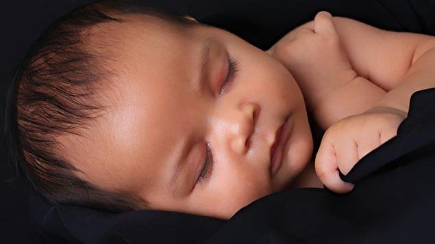 Un bébé dort Un bébé dort