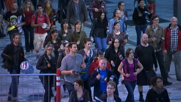Après la suspension des négociations, des milliers de personnes ont manifesté à Montréal pour une 38e soirée consécutive. Après la suspension des négociations, des milliers de personnes ont manifesté à Montréal pour une 38e soirée consécutive.