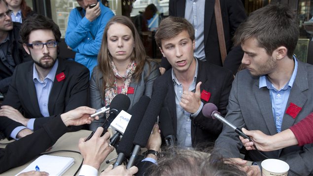 (De gauche à droite) Paul-Émile Auger de la TaCEQ, Martine Desjardins de la FEUQ, Gabriel Nadeau-Dubois de la CLASSE et Léo Bureau-Blouin de la FECQ (De gauche à droite) Paul-Émile Auger de la TaCEQ, Martine Desjardins de la FEUQ, Gabriel Nadeau-Dubois de la CLASSE et Léo Bureau-Blouin de la FECQ