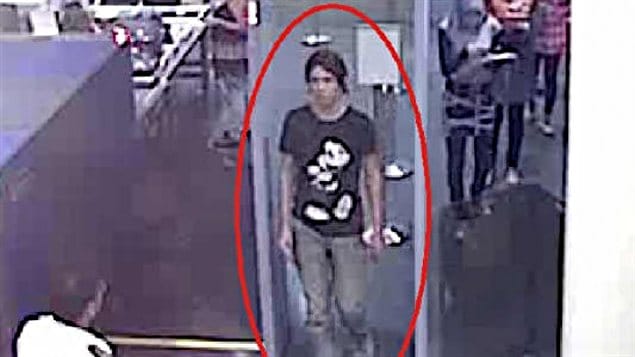 Photo diffusée par Interpol montrant présumément Luka Rocco Magnotta à l'aéroport Roissy. Photo diffusée par Interpol montrant présumément Luka Rocco Magnotta à l'aéroport Roissy.