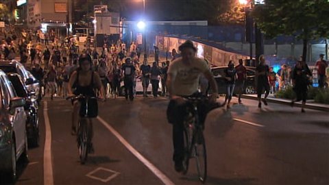 Les manifestants se dispersent dans le Vieux-Montréal. Les manifestants se dispersent dans le Vieux-Montréal.
