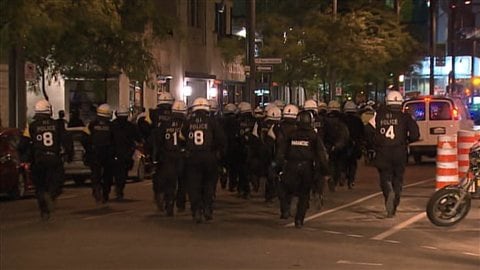 La présence policière était toujours imposante dans les rues de Montréal en fin de soirée. La présence policière était toujours imposante dans les rues de Montréal en fin de soirée.