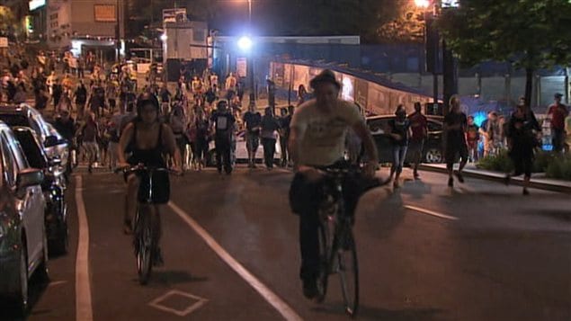 Les manifestants se dispersent dans le Vieux-Montréal. Les manifestants se dispersent dans le Vieux-Montréal.