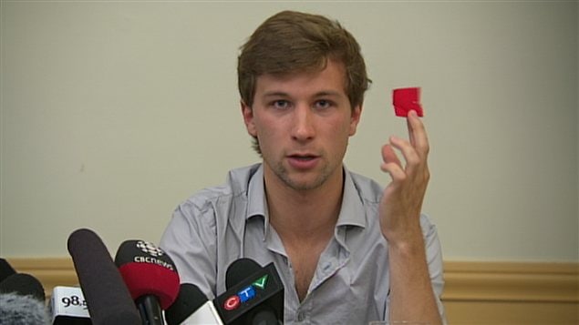 Gabriel Nadeau-Dubois brandit son carré rouge en affirmant que ce symbole ne représente pas un danger. Gabriel Nadeau-Dubois brandit son carré rouge en affirmant que ce symbole ne représente pas un danger.