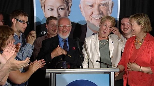 Le candidat élu dans Argenteuil Roland Richer célèbre sa victoire en compagnie de la chef du PQ Pauline Marois. Le candidat élu dans Argenteuil Roland Richer célèbre sa victoire en compagnie de la chef du PQ Pauline Marois.