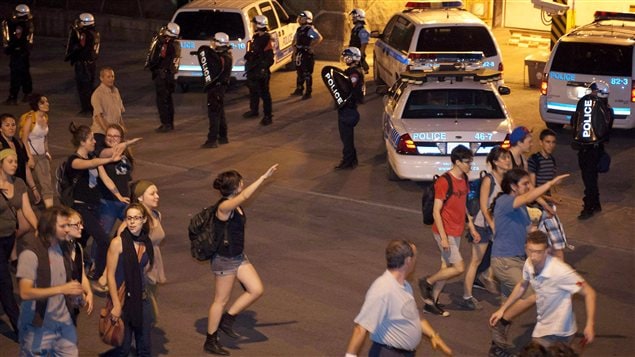 À Montréal, des manifestants font le salut hitlérien devant les policiers anti-émeute du SPVM qui surveillent les quartiers généraux de la Sûreté du Québec. À Montréal, des manifestants font le salut hitlérien devant les policiers anti-émeute du SPVM qui surveillent les quartiers généraux de la Sûreté du Québec.