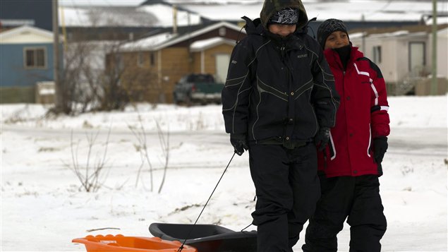 Des enfants dans la communauté autochtone d'Attawapiskat, en décembre 2011 Des enfants dans la communauté autochtone d'Attawapiskat, en décembre 2011