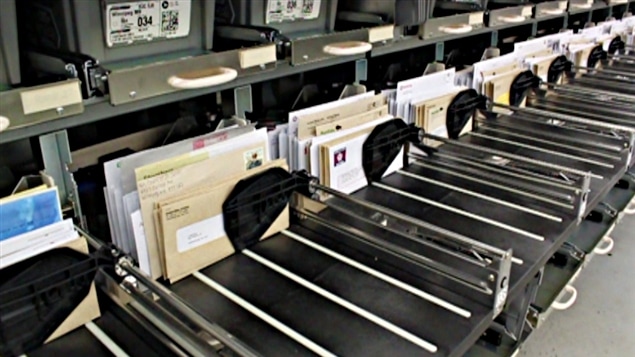 ne machine trie et séquence le courrier chez Postes Canada. ne machine trie et séquence le courrier chez Postes Canada.