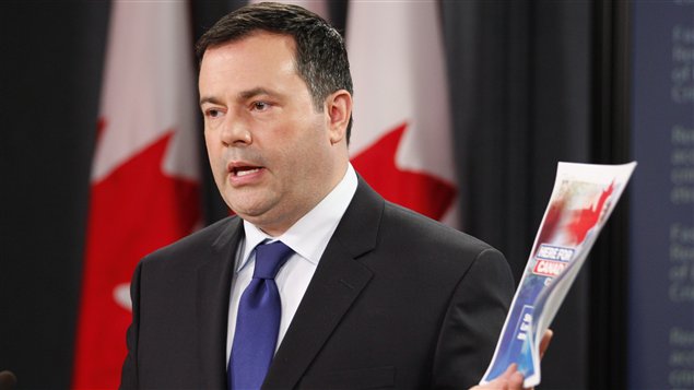 Le ministre de la Citoyenneté, de l’Immigration et du Multiculturalisme, Jason Kenney, lors d'une conférence de presse à Ottawa, le 20 juin 2012. Le ministre de la Citoyenneté, de l’Immigration et du Multiculturalisme, Jason Kenney, lors d'une conférence de presse à Ottawa, le 20 juin 2012.