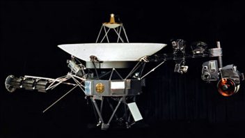 La sonde Voyager 1 est le premier objet de fabrication humaine à atteindre les limites du système solaire. La sonde Voyager 1 est le premier objet de fabrication humaine à atteindre les limites du système solaire.