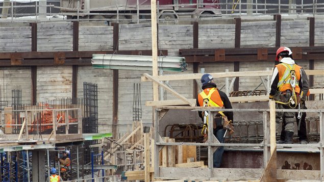 Des travailleurs sur un site de construction à Montréal (archives) Des travailleurs sur un site de construction à Montréal (archives)