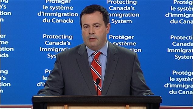 Le ministre de l'immigration, Jason Kenney, en conférence de presse le 29 juin 2012 Le ministre de l'immigration, Jason Kenney, en conférence de presse le 29 juin 2012