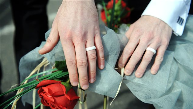 Une cérémonie symbolique tenue le 15 avril, à Lannion, en Bretagne, en faveur du mariage gai en France. Une cérémonie symbolique tenue le 15 avril, à Lannion, en Bretagne, en faveur du mariage gai en France.