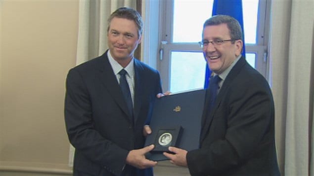 L'entraîneur des Remparts, Patrick Roy, a reçu la médaille de la Ville de Québec. L'entraîneur des Remparts, Patrick Roy, a reçu la médaille de la Ville de Québec.