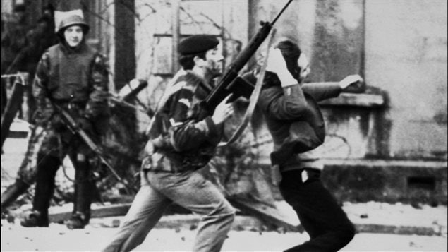Un soldat britannique pousse un manifestant catholique à Londonderry le 30 janvier 1972. Un soldat britannique pousse un manifestant catholique à Londonderry le 30 janvier 1972.