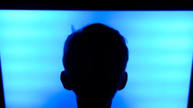 Un enfant devant la télévision Un enfant devant la télévision