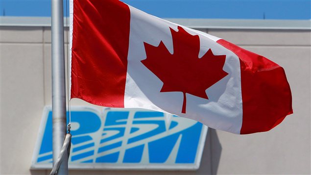 Le drapeau canadien devant le logo de RIM à Waterloo, en Ontario. Le drapeau canadien devant le logo de RIM à Waterloo, en Ontario.