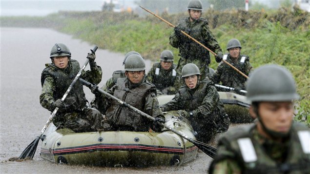 Militaires des forces d'autodéfense à la recherche de victimes des inondations Militaires des forces d'autodéfense à la recherche de victimes des inondations