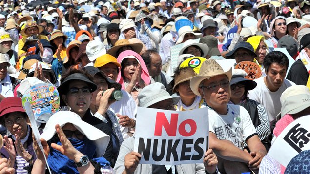 Des dizaines de milliers de personnes manifestent contre l'exploitation nucléaire au Japon Des dizaines de milliers de personnes manifestent contre l'exploitation nucléaire au Japon
