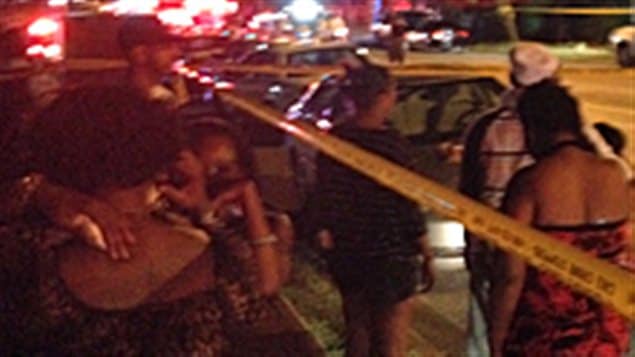 La police de Toronto sur les lieux d'une fusillade sur Danzig Street. La police de Toronto sur les lieux d'une fusillade sur Danzig Street.