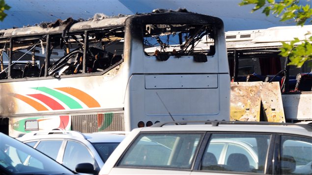 Deux autres autobus ont pris feu près l'explosion Deux autres autobus ont pris feu près l'explosion