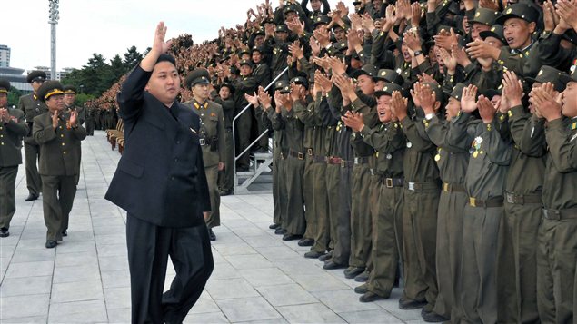 Le dirigeant nord-coréen Kim Jong-un salue des soldats de l'armée le 16 juillet 2012. Le dirigeant nord-coréen Kim Jong-un salue des soldats de l'armée le 16 juillet 2012.