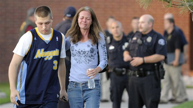 Jacob Stevens, 18 ans, témoin de la fusillade, et sa mère, Tammi, se réconfortent, après avoir été interrogés par les policiers, à Aurora. Jacob Stevens, 18 ans, témoin de la fusillade, et sa mère, Tammi, se réconfortent, après avoir été interrogés par les policiers, à Aurora.